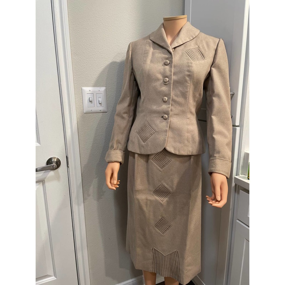 1940s Taupe Wool blended day suit pleated Diamond details skirt suit